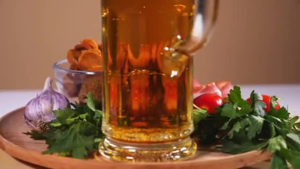 Tasty bread crackers, bacon, cherry tomatoes, greens and a glass of beer 1 — Stock Video