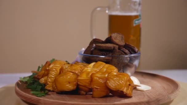 Tasty bread crackers, glass of beer, fish barbecue and vegetables — Stock Video