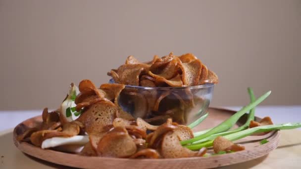 Sabrosas migas de pan con cebolla y crema agria en un plato de madera — Vídeos de Stock