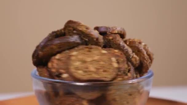 Smaczne krakersy chlebowe z obracającymi się nasionami — Wideo stockowe