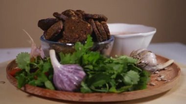Tavuk çorbası, lezzetli kraker ve taze sebzeli döner tabak.