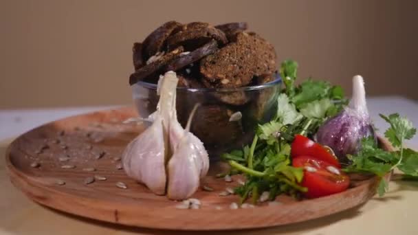 Assiette avec craquelins de pain et légumes rotatifs — Video