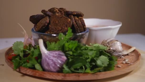 Piatto rotante con zuppa di pollo, gustosi cracker di pane e verdure fresche — Video Stock