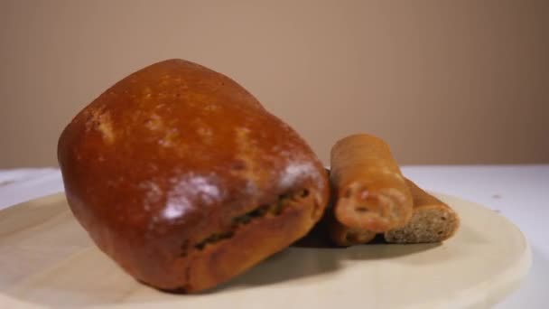 Tasty fresh baked sliced bread on a rotating plate — Stock Video