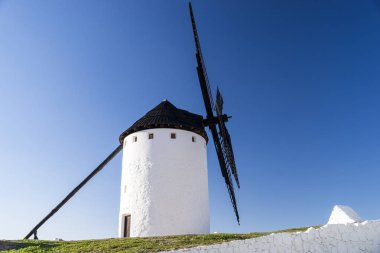 Tepe üzerinde yel değirmeni