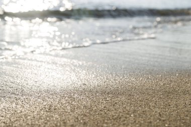 Islak kum üzerinde güneşin yansıması