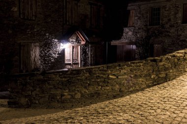 Portal karanlık gece aydınlatılmış