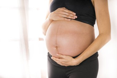 Anne karnı gösterir