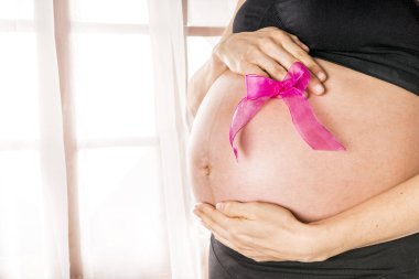 Anne karnı gösterir