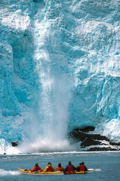 Ледник Холгейт отелился под каякерами — стоковое фото