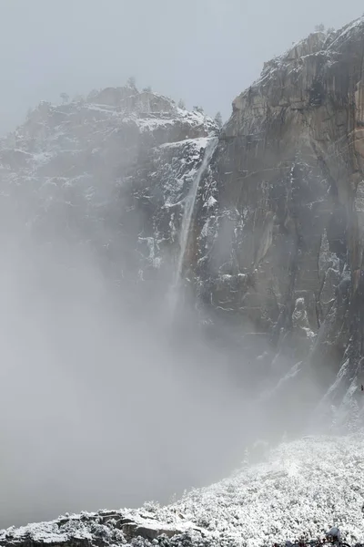 Йосеміті Фолс зі снігом і хмарами — стокове фото