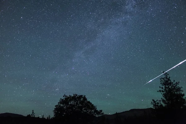 Meteor fireball streaks across the sky