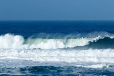 Dalgalar kumsalda çökmesini