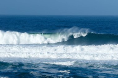 Dalgalar kumsalda çökmesini
