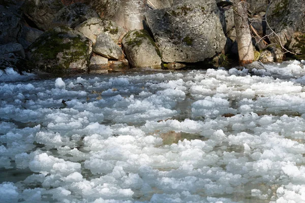 Лід, тече в Yosemite річка — стокове фото
