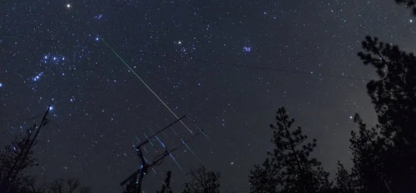 Жіночий метеорит над радіосупутниковою антеною ham — стокове фото