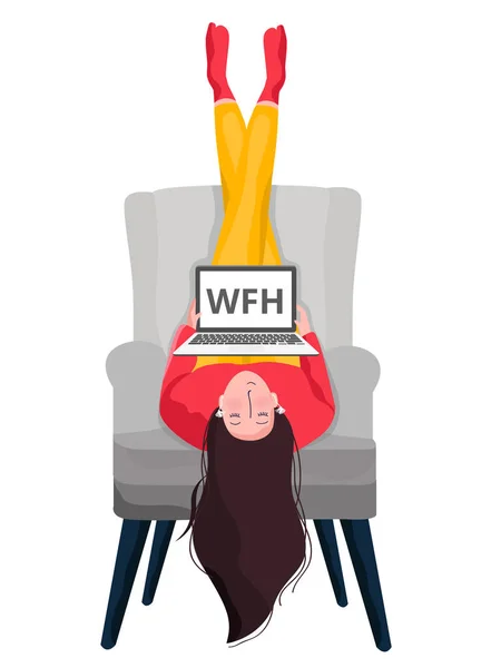 Το WFH δουλεύει από το σπίτι. Όμορφη νεαρή γυναίκα που εργάζονται σε φορητό υπολογιστή απολαύσετε σε μια μεγάλη άνετη καρέκλα στο σπίτι — Διανυσματικό Αρχείο