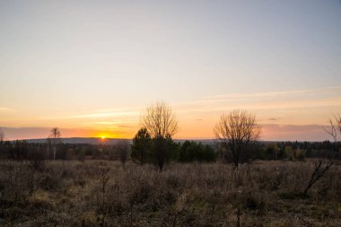 Sonbahar günbatımı üzerinde kayboldu köyü Krutoy