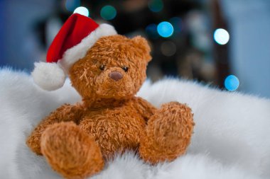 Oyuncak ayı Noel şapka içinde