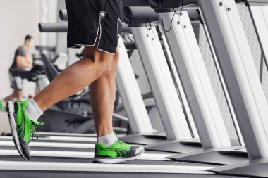 bir adam bir spor salonu, sağlıklı bir yaşam tarzı için bir koşu bandı üzerinde meşgul. Spor, fitness.