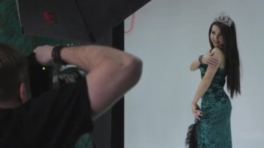 Fotoğrafçı bir modeli ile çalışma