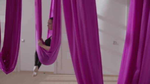 Yoga Aéreo Dos Chicas Hablan Hamacas Plan General — Vídeos de Stock