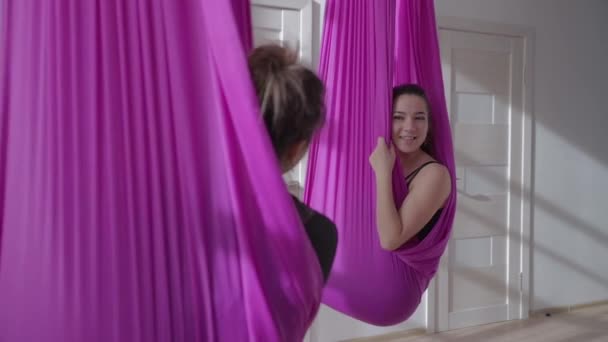 Yoga Aéreo Dos Chicas Hablan Hamacas Plano Medio — Vídeo de stock