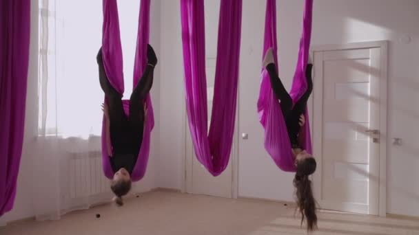 Luchtyoga Twee Meisjes Hangen Ondersteboven — Stockvideo