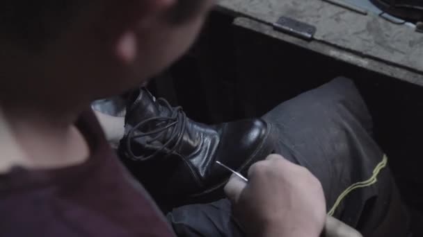 Schoenmaker Repareert Schoenen Close — Stockvideo