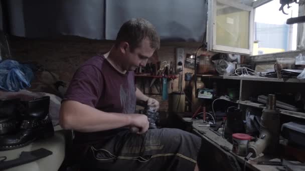 Shoemaker Cipőt Javít Közepes Lövés — Stock videók