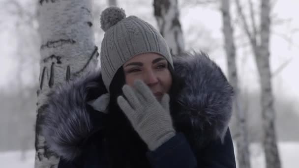 Девушка Замерзает Лесу Крупный План — стоковое видео