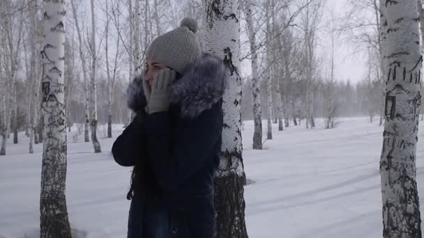 Девушка Замерзает Лесу — стоковое видео