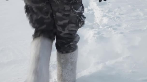 Uomo Cammina Nella Neve Una Bufera Neve Solo Gambe — Video Stock