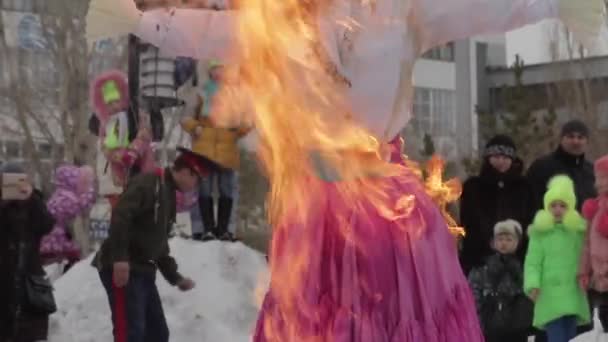 Maslenitsa 狂欢节燃烧 Pagan Slavic假日 冬季被塞满了火 — 图库视频影像