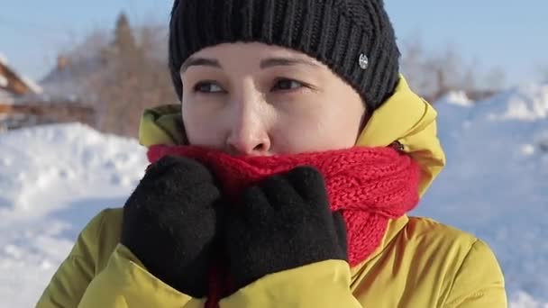 Mädchen Friert Draußen Sonniger Tag Frost Nahaufnahme — Stockvideo