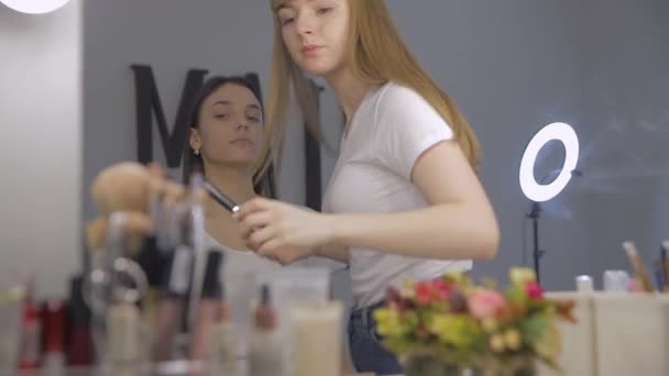 Profesionální Make Vysoká Móda Modelka Nakreslí Obočí Speciálním Kartáčkem Obočí — Stock video