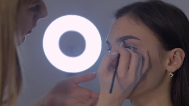 Primeros Planos Maquillador Trabaja Con Pequeño Cepillo Las Cejas Para — Vídeo de stock