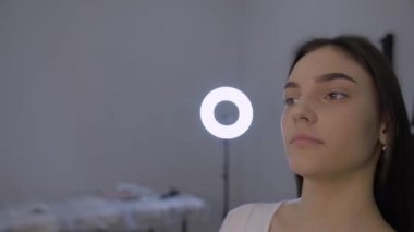 Yakın plan çekimler, makyaj sanatçısı kaşlarında küçük bir fırçayla çalışıyor. Makyaj. Profesyonel Makyaj Sanatçısı veya Makyajcı.