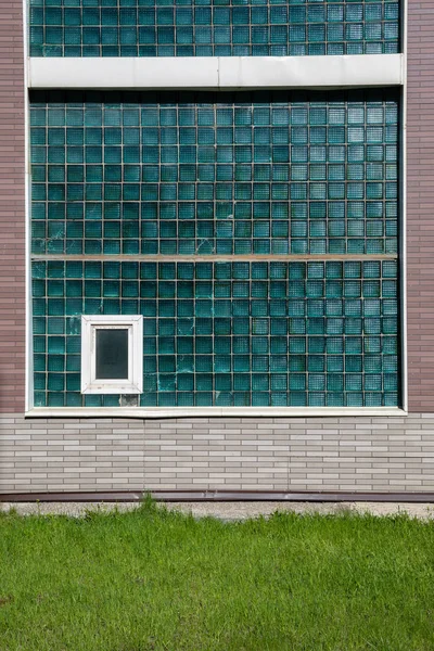 Nagy ablakok Ólomüveg és a zöld föld — Stock Fotó