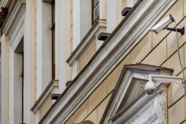 Sarı bir evin duvarında iki güvenlik kamerası var. Duvardaki CCTV