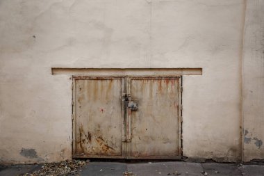 Araba garajının eski metal kapısı..