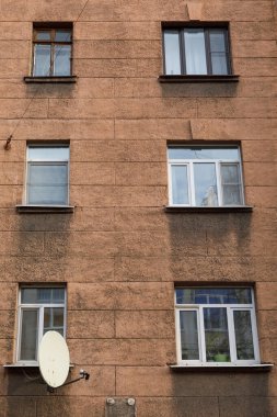 Konut binasının duvarındaki uydu anteni.