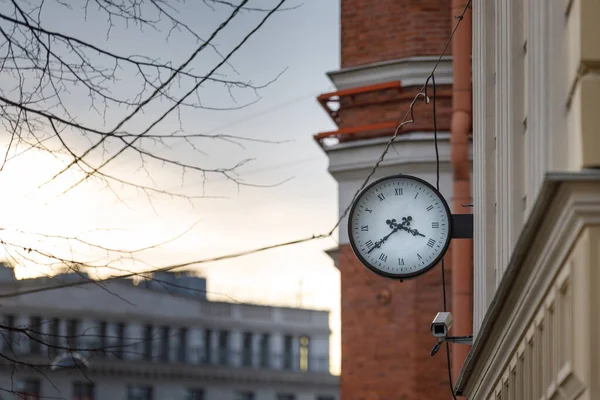 ビルの壁にある通りの時計と防犯カメラcctvと時間 — ストック写真