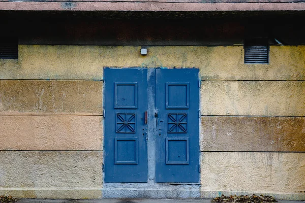Oude ijzeren deuren van blauwe kleur met smeden en kleur ornament. — Stockfoto