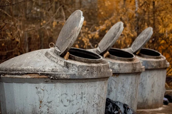 Σκουπιδοτενεκέδες Δοχεία απορριμμάτων με ανοικτά καπάκια — Φωτογραφία Αρχείου