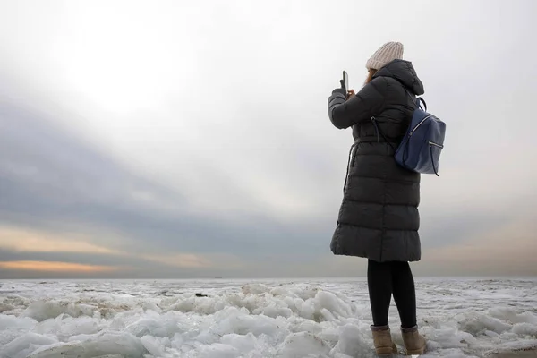 Portrét ženy v zimě u jezera — Stock fotografie