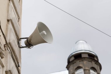 Şehir hoparlörü. Sokak ses alarm sistemi.