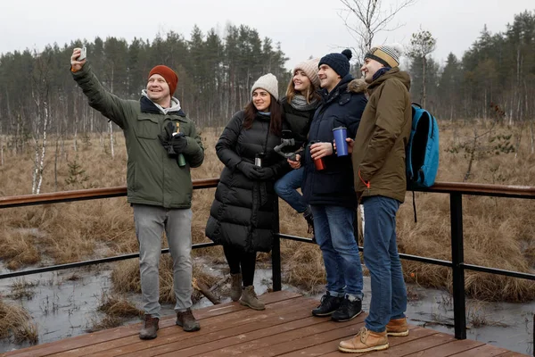 5 people in nature walk and take photos of selfies — Stock fotografie