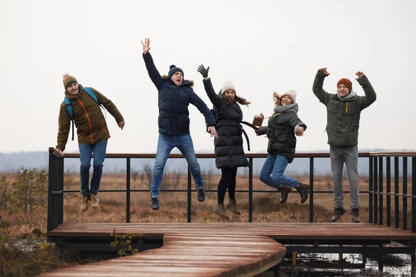 Pět lidí skočí. společnost přátel relaxuje v přírodě — Stock fotografie