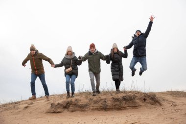 Beş kişi atladı. Arkadaş şirketi doğada rahatlar. 